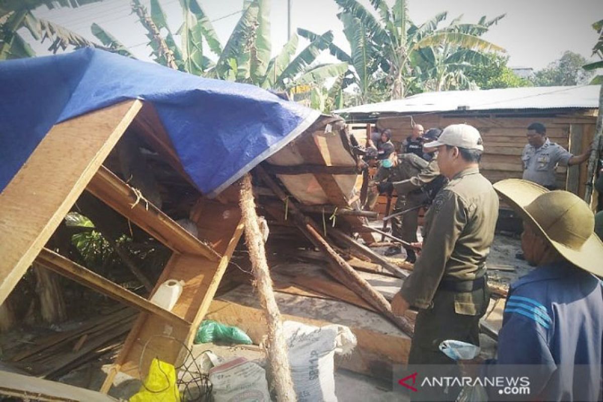 Belasan warung prostitusi terselubung dibongkar paksa di  Sampit