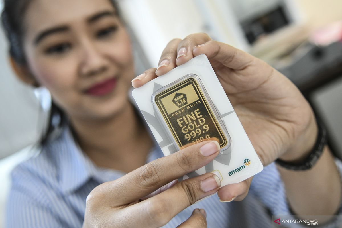 Harga emas Antam  turun menjadi Rp744.000