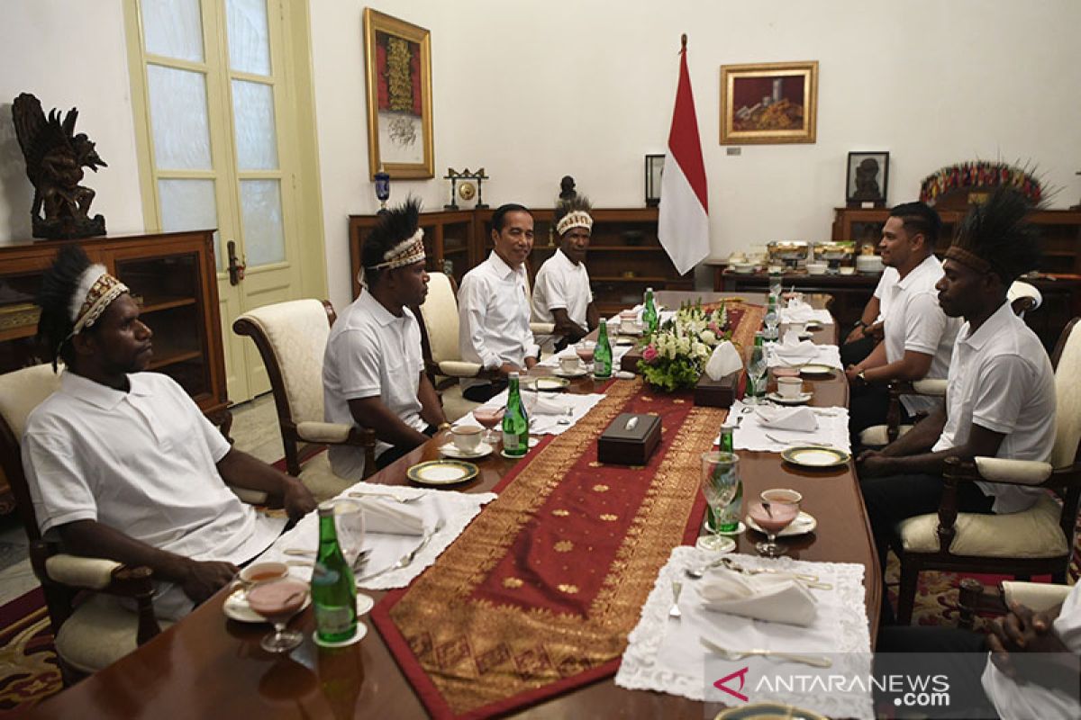 Papua Terkini - Jokowi makan siang dengan kepala suku dan pemuda Papua