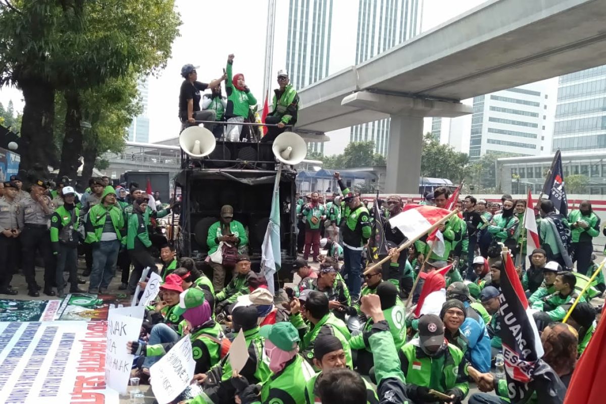 Motortaxi drivers demonstrate before Malaysian Embassy