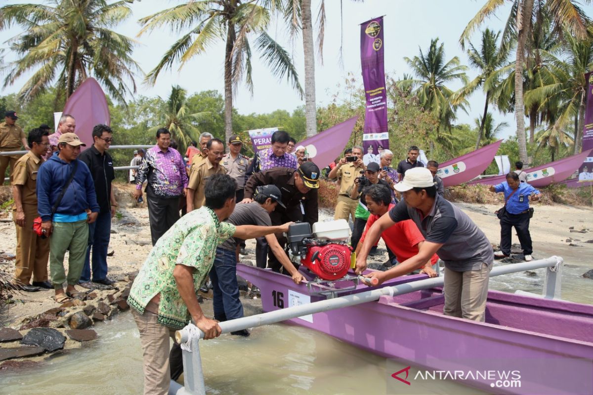 Nelayan korban tsunami Pandeglang dapat bantuan kapal