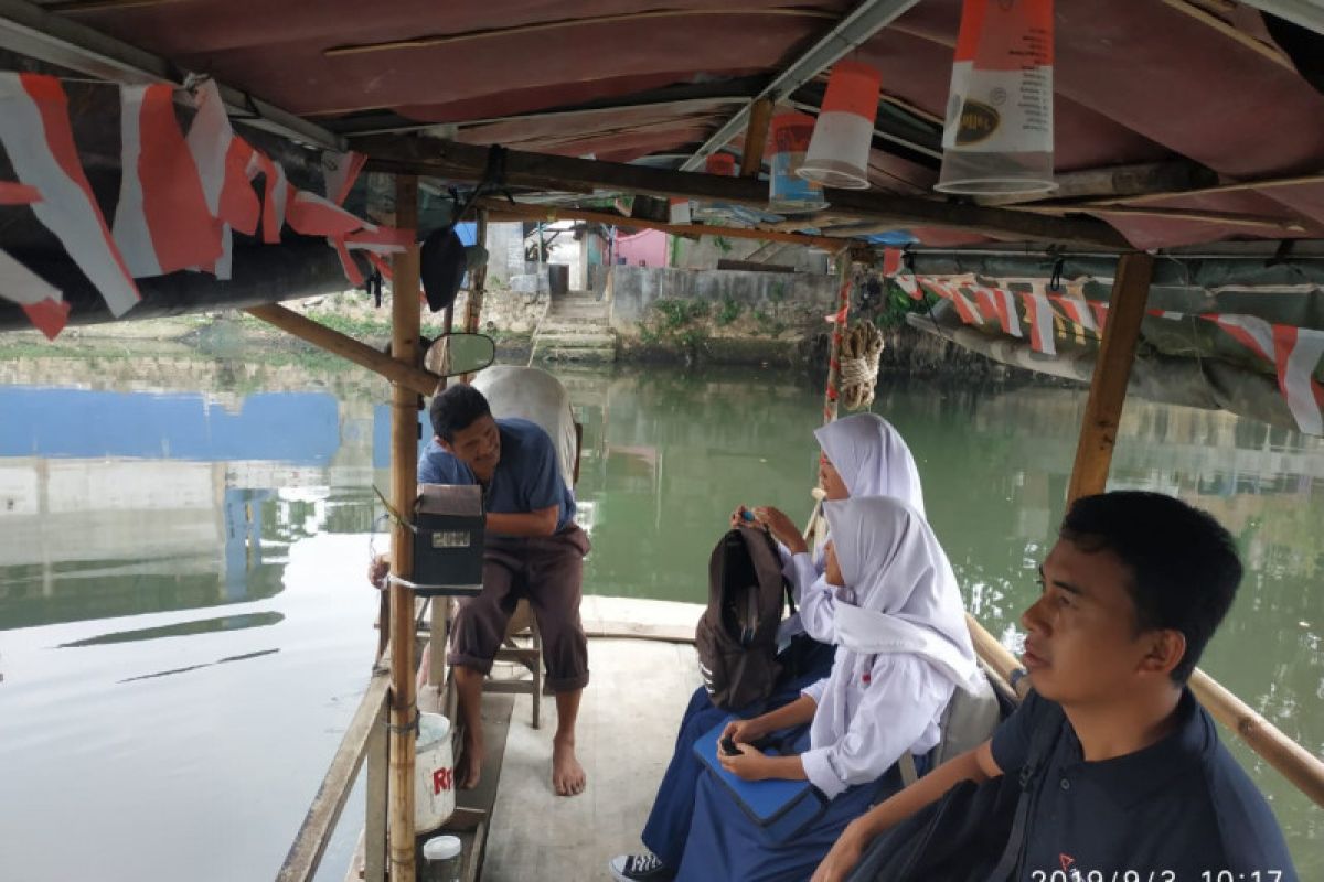 Eretan masih jadi alternatif penyeberangan sungai di Jakarta Utara