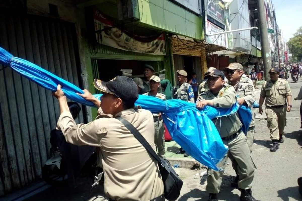 Ratusan personel Satpol PP OKU tertibkan PKL nakal