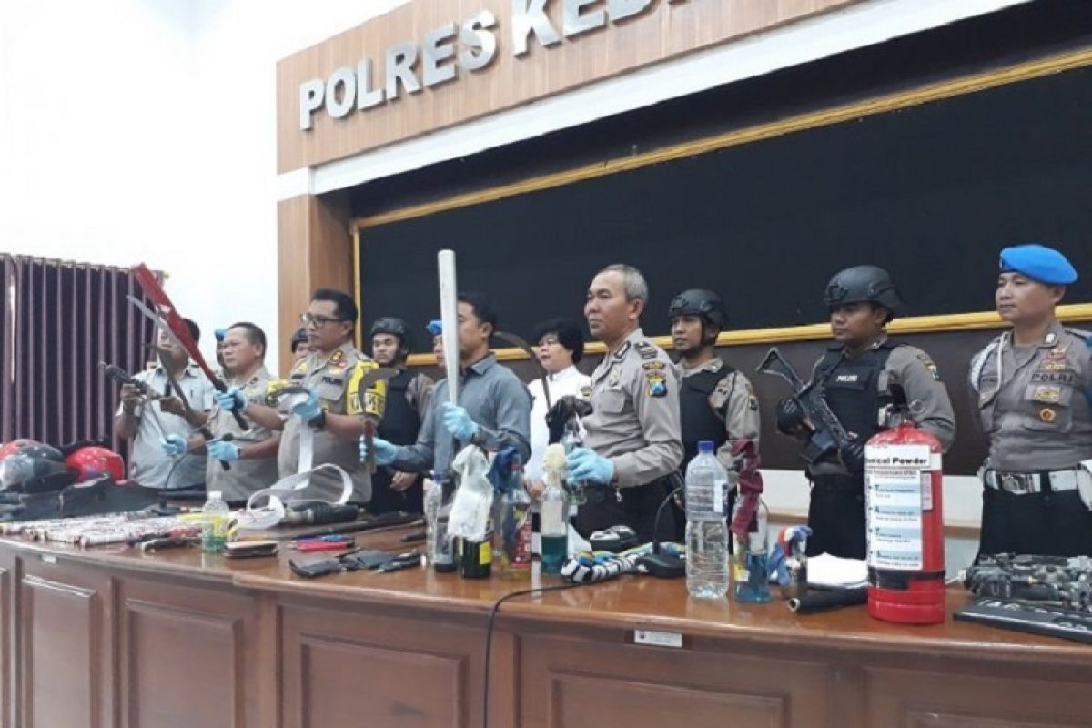 Aparat kepolisian amankan 53 suporter setelah bentrok di Kediri