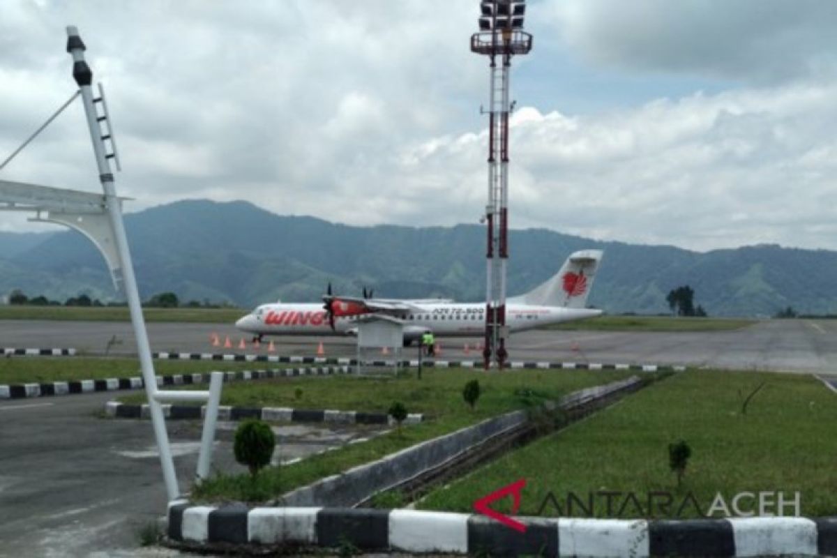 Penumpang pesawat  trennya turun di Bandara Rambele Aceh