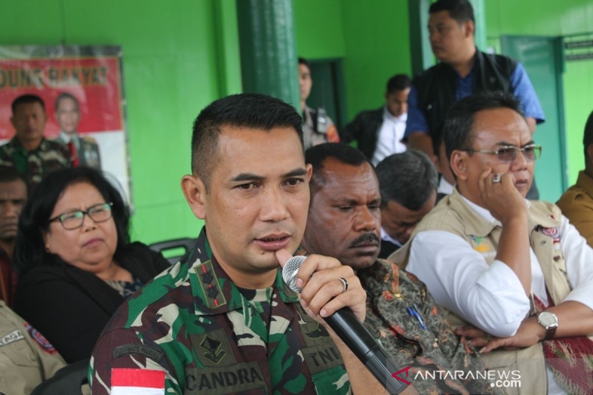 TNI kirim helikopter pindahkan pekerja tambang tradisional yang selamat