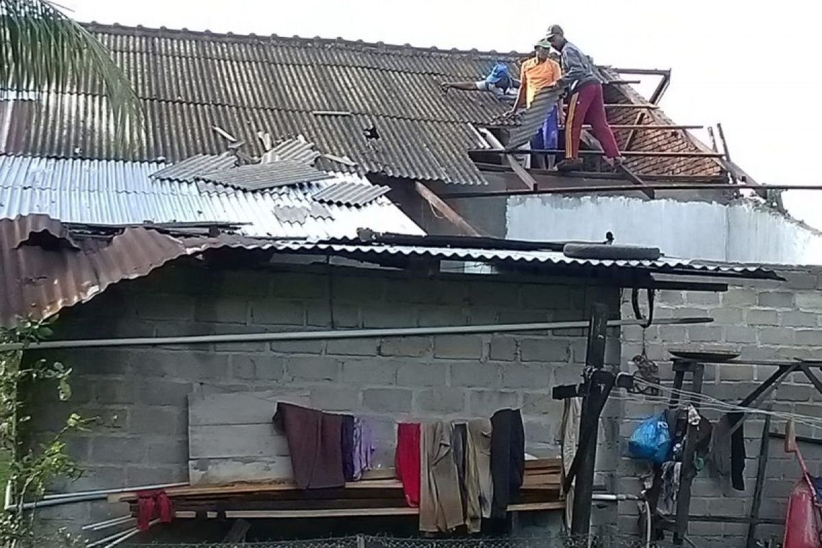 Tiga rumah di Langkat rusak dilanda angin puting beliung