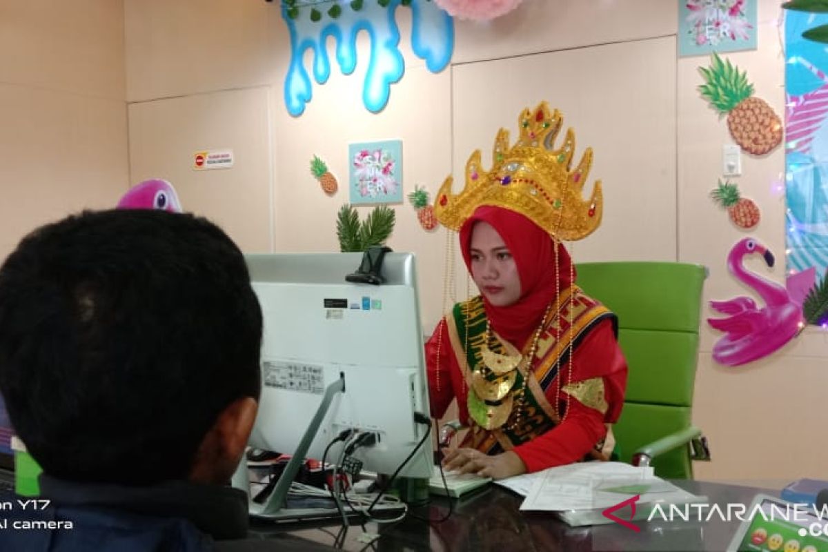 Karyawan BPJS Ketenagakerjaan kenakan baju adat layani peserta