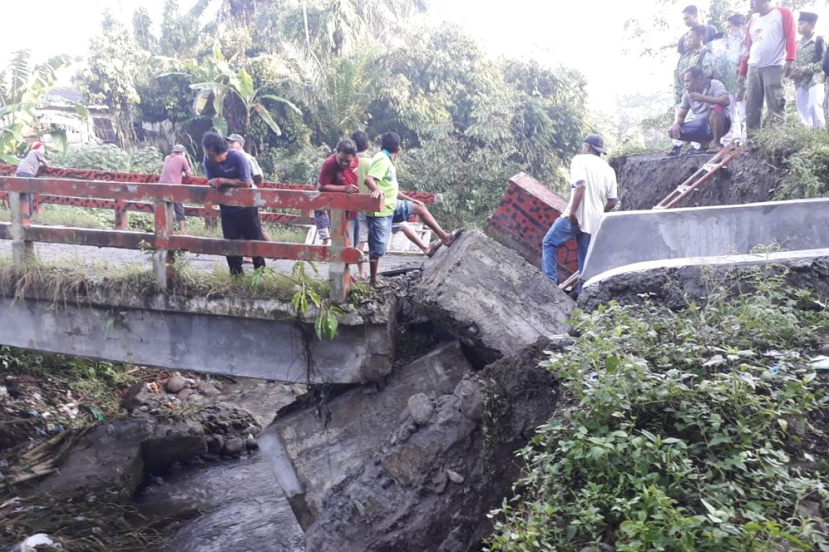 Hujan deras akibatkan jembatan ambruk di Sei Bingai Langkat