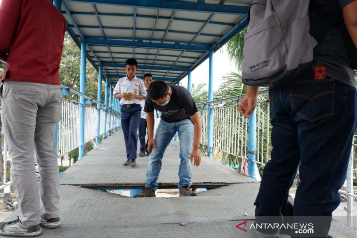 VIDEO - Jembatan penyeberangan di Pekanbaru rusak, warga takut