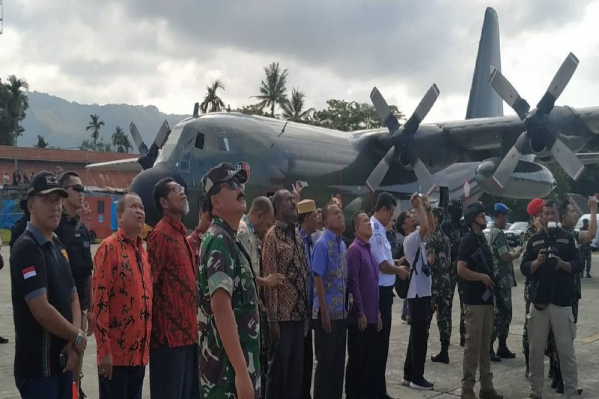 Paratroopers jump drill in Papua observed by military, police chiefs