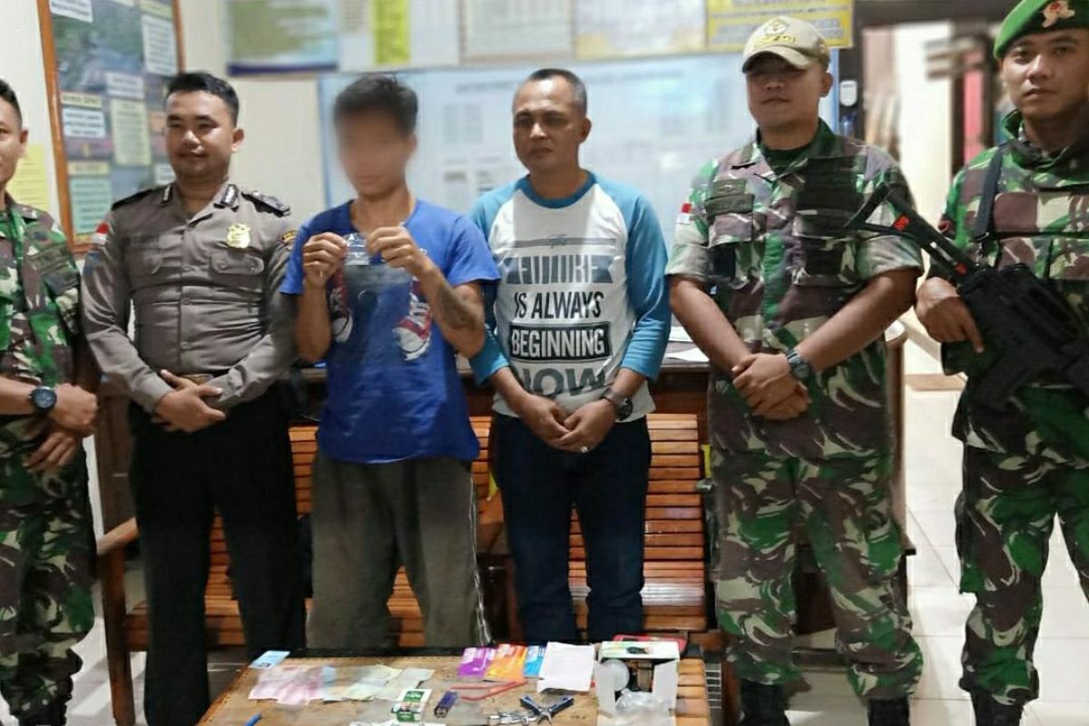 Satgas Pamtas amankan warga Jagoi Babang membawa sabu-sabu