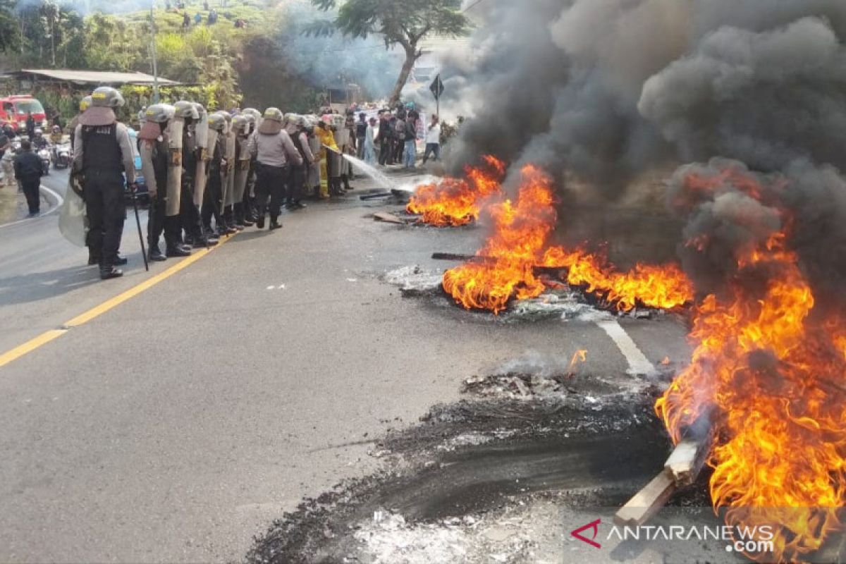 Tolak penggusuran, warga Puncak bakar ban