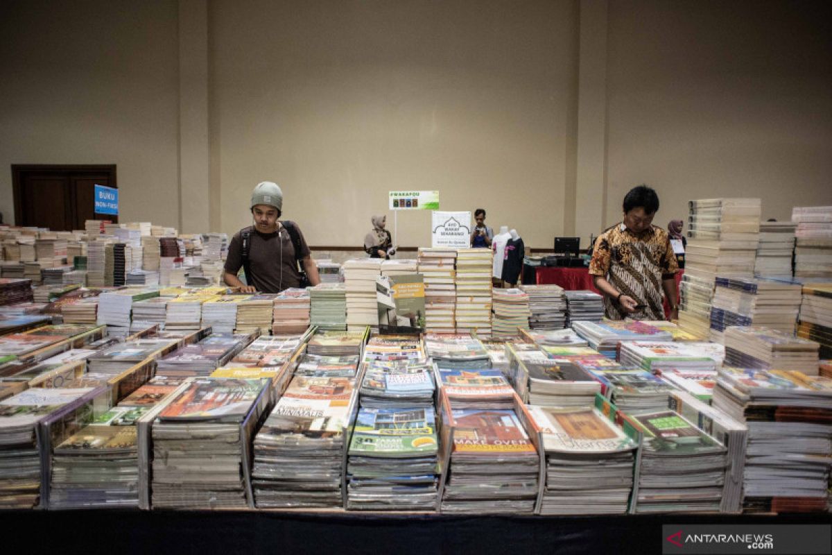 Hari ini, festival buku, musik dan durian