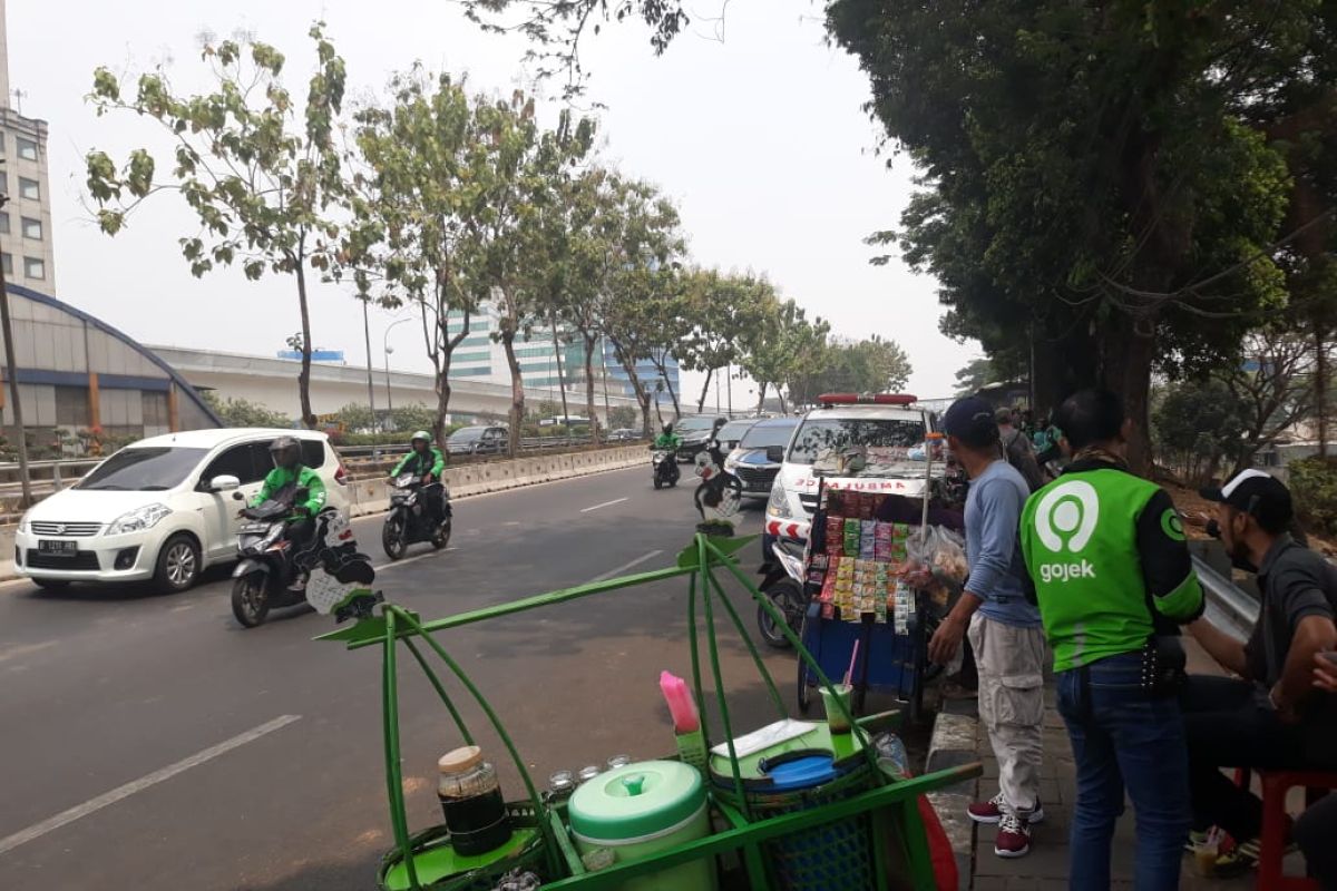 Beda dengan MA, Anies Baswedan sebut PKL boleh berjualan di trotoar