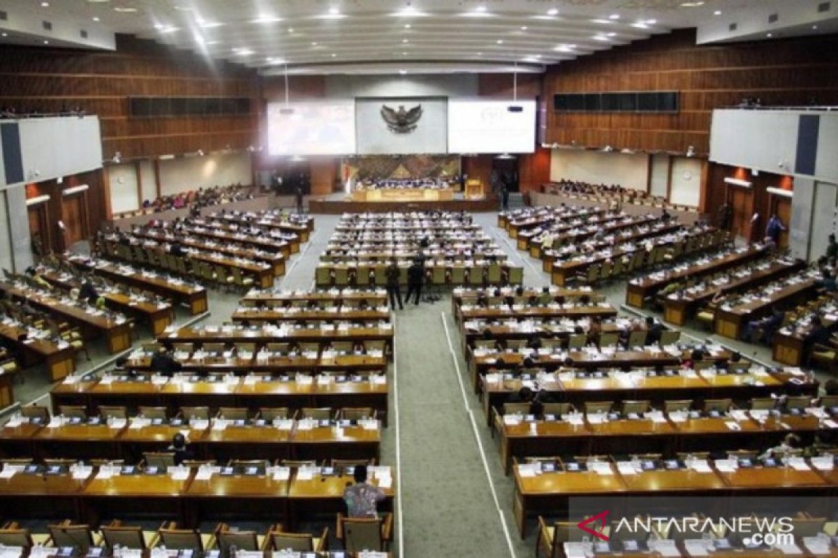 Rapat paripurna DPR sempat diskors 15 menit