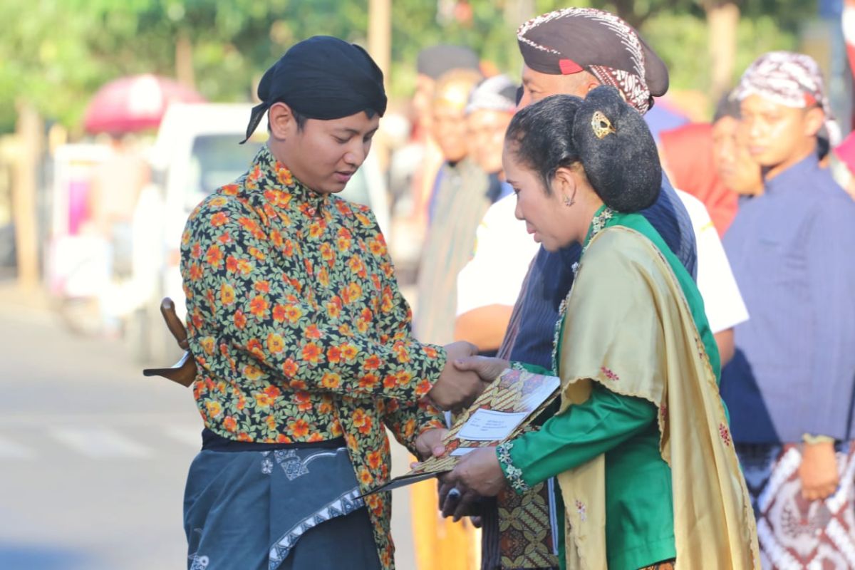 Berpakaian adat Jawa, Bupati Trenggalek lantik 204 pejabat di alun-alun