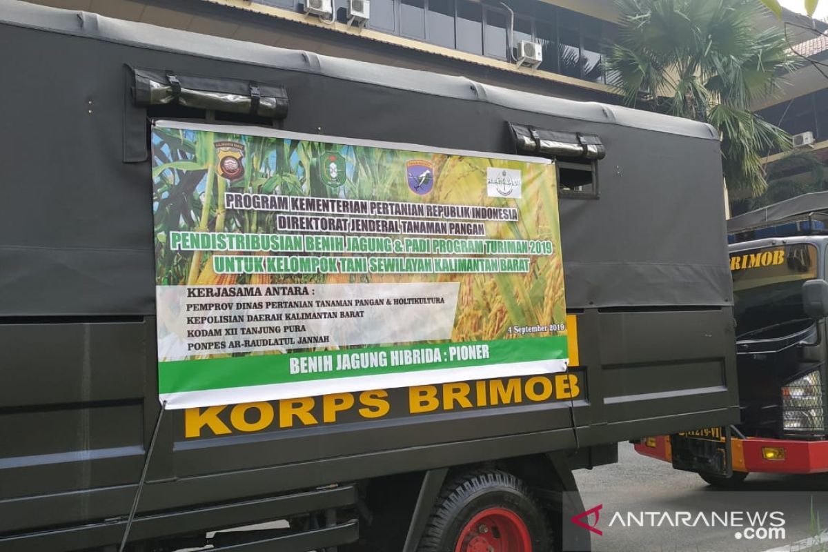 Polda Kalbar bantu angkut ratusan ton benih jagung dan padi