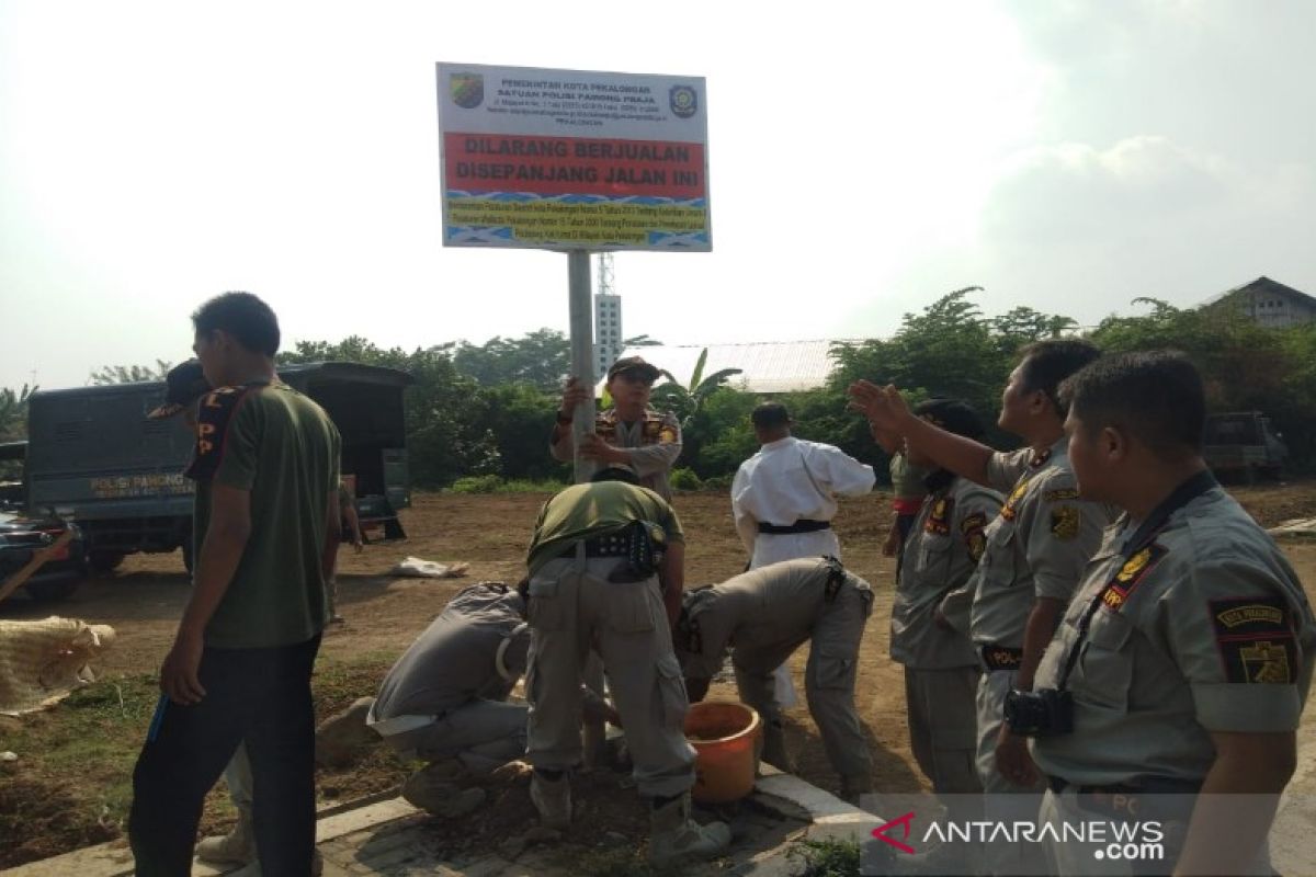 Bangunan liar di pintu keluar tol Pekalongan dibongkar