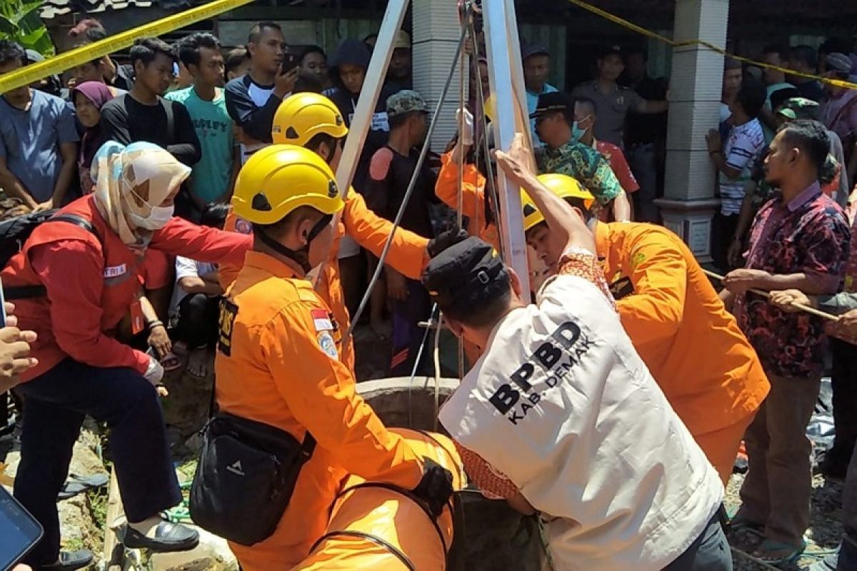 Dua korban tewas di sumur beracun dievakuasi