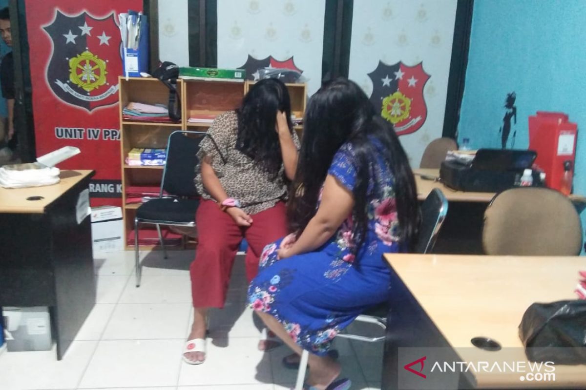 Dua wanita muda dan satu pria digerebek polisi tengah pesta seks