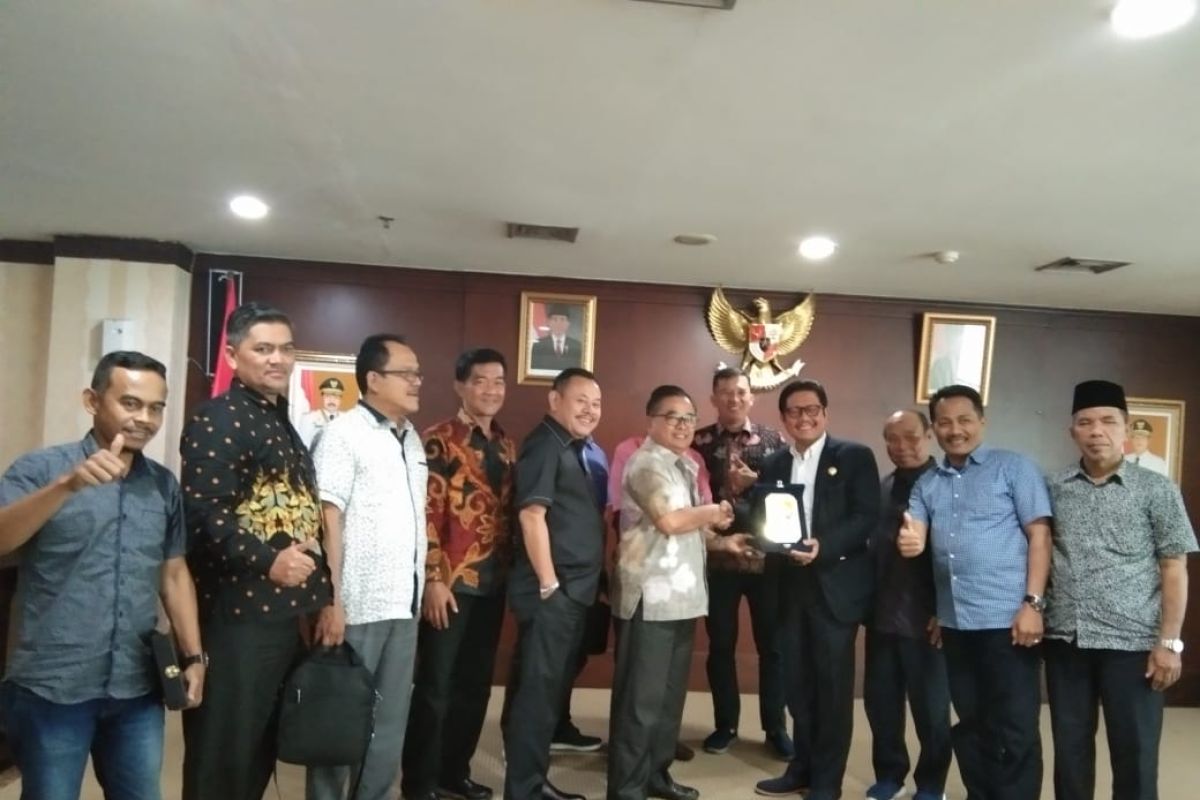 Komisi II studi banding ke Kepri terkait kerja sama perdagangan regional