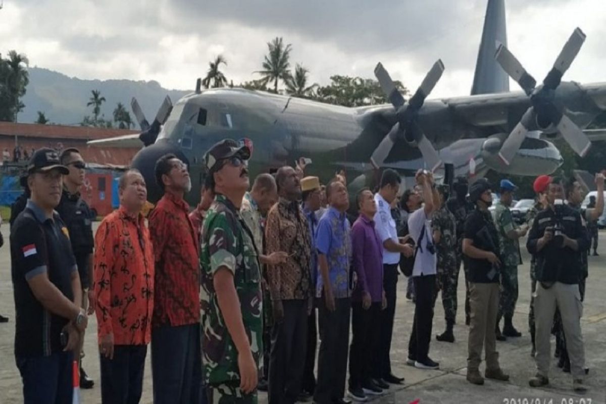 Panglima TNI dan Kapolri saksikan latihan penerjunan prajurit Kostrad