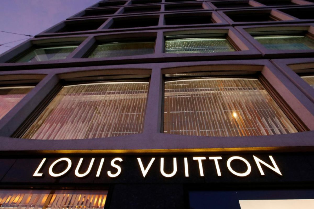 Louis Vuitton kembali buka bengkel produksinya untuk jahit masker