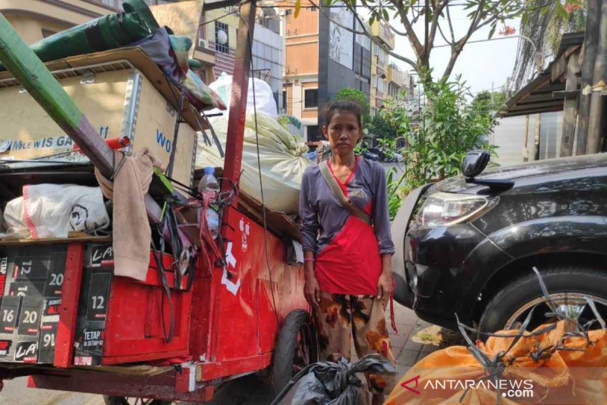 Satpol PP Mangga Besar  razia gerobak pemulung