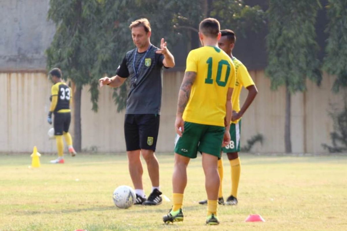 Riedl belum datang, Wolfgang Pikal pimpin latihan Persebaya