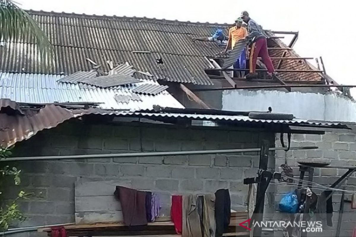 Tiga rumah rusak diterpa angin puting beliung di Langkat