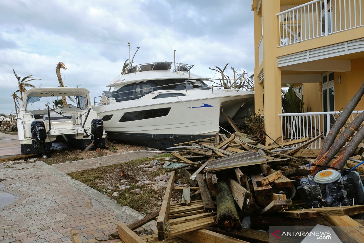 Banyak wilayah Bermuda mati lampu saat Badai Humberto menerjang
