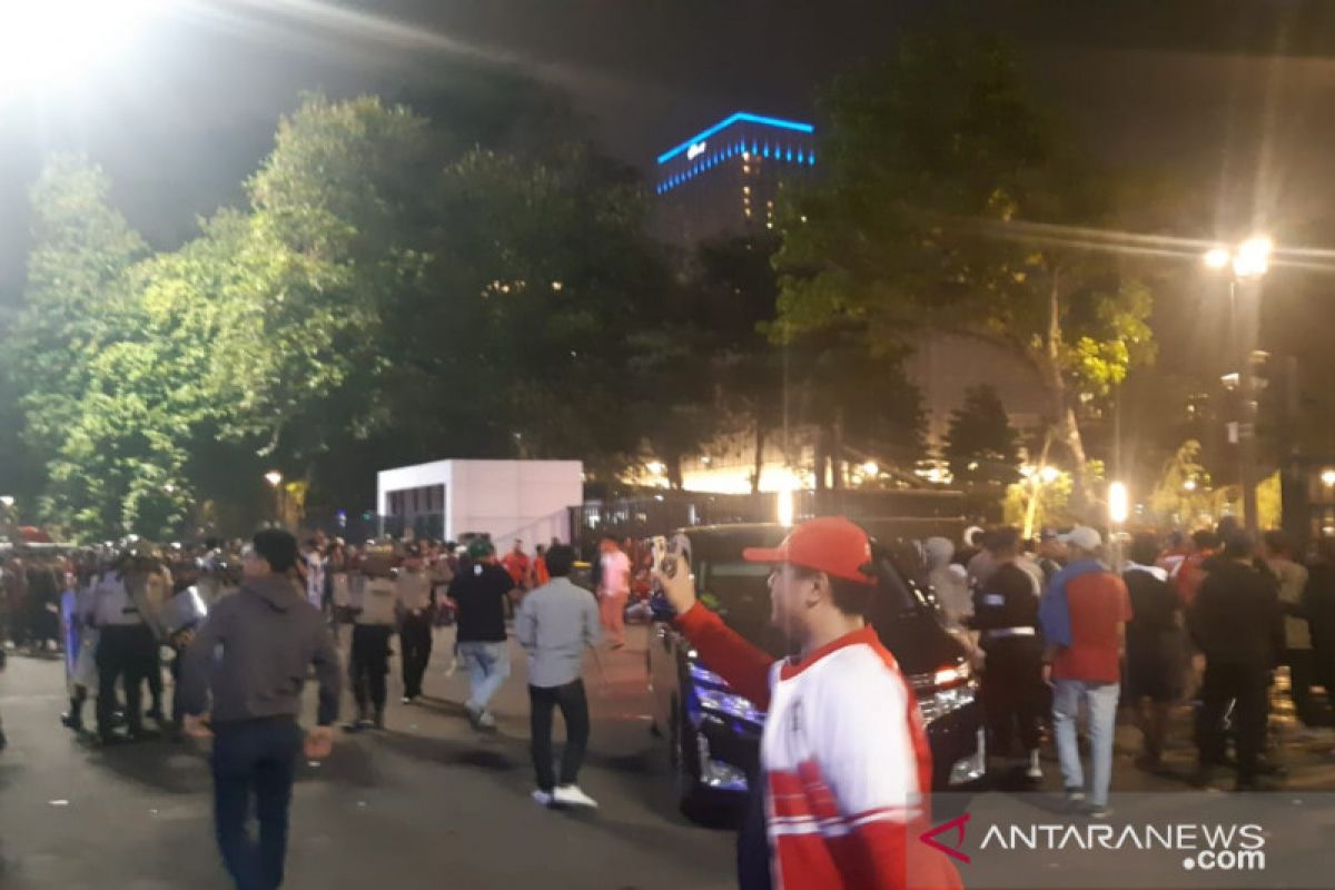 Bubarkan kericuhan suporter di GBK, polisi tembakkan gas air mata