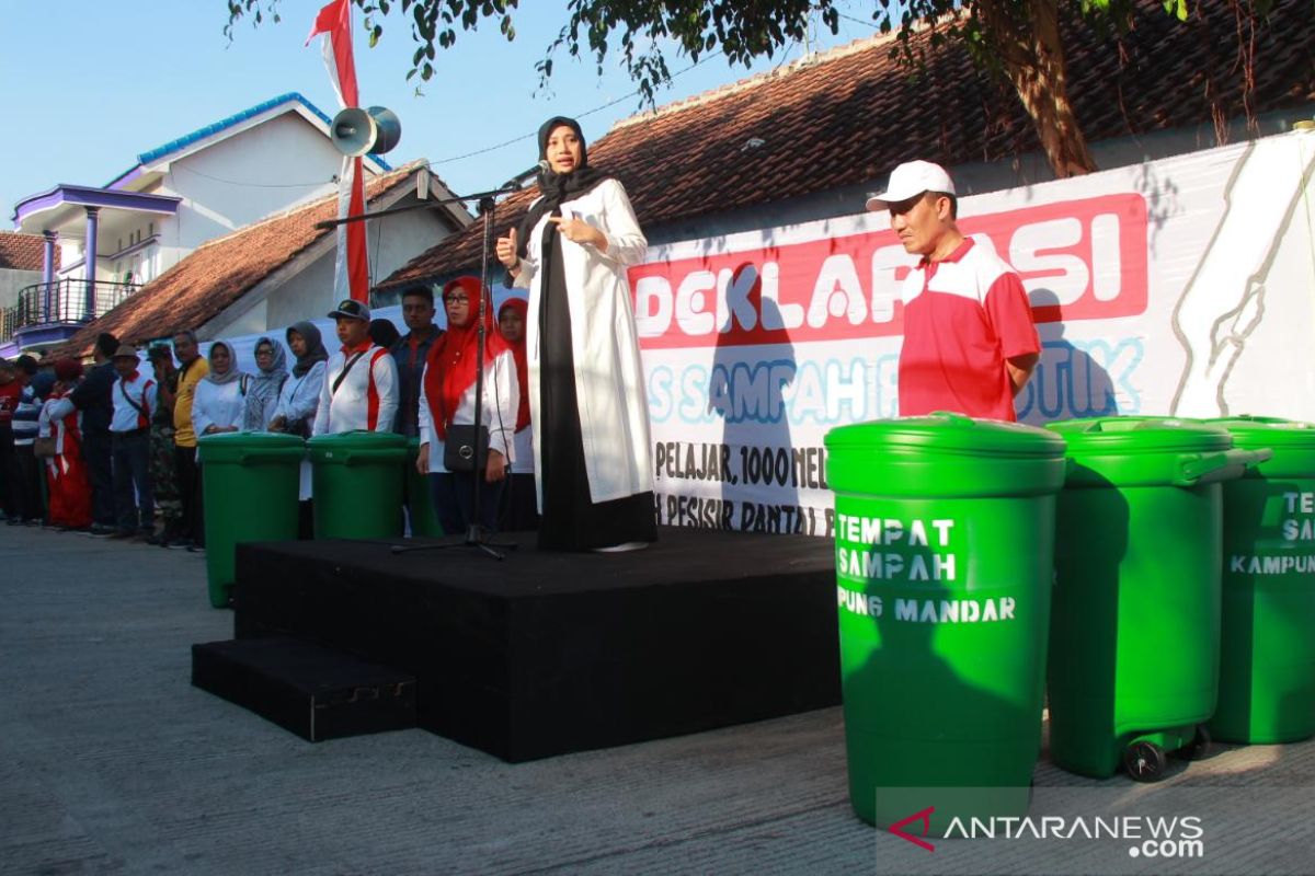 Ribuan warga dan siswa SD Banyuwangi deklarasi bebas sampah plastik