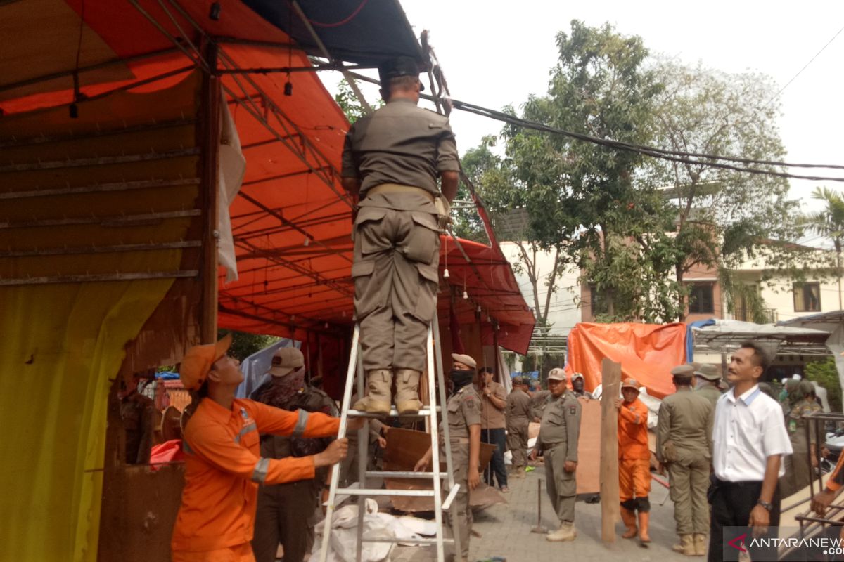 Pemkot Jakpus bongkar puluhan lapak PKL di Gedung Ikan Hias Johar Baru