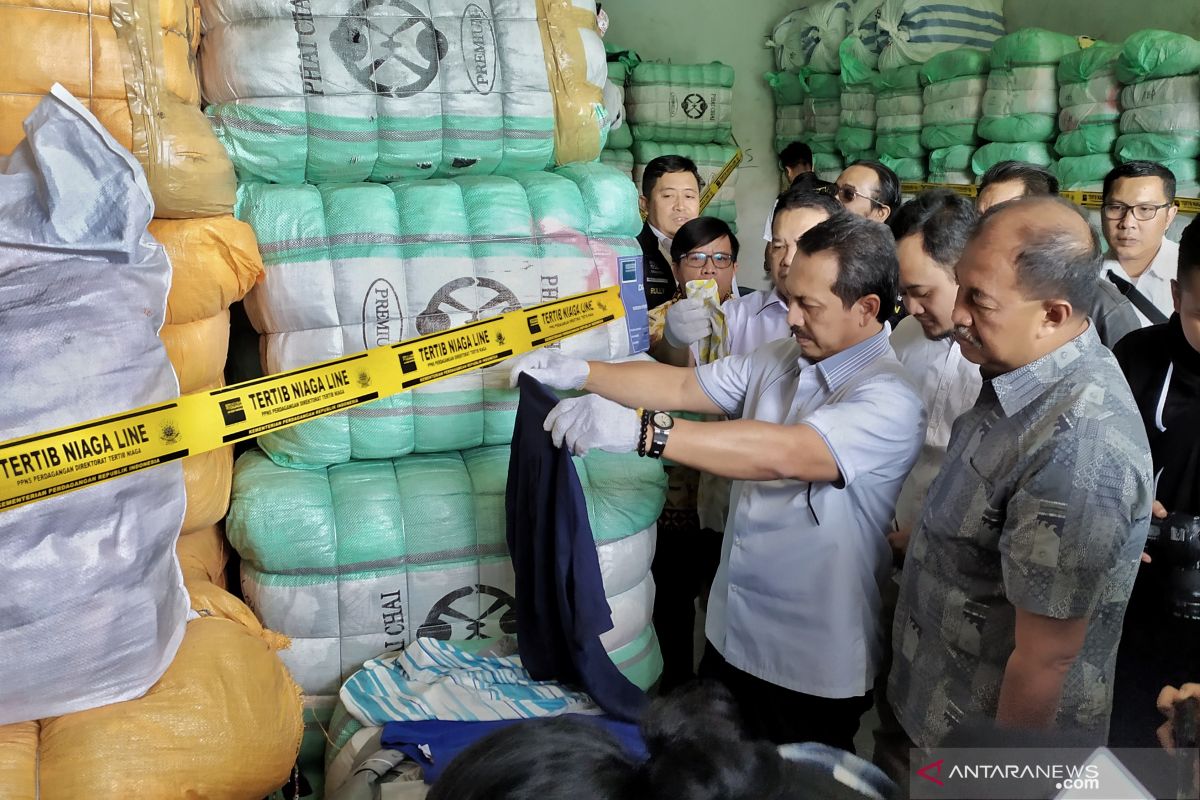 Kemendag sita 551 bal pakaian bekas impor ilegal di Bandung