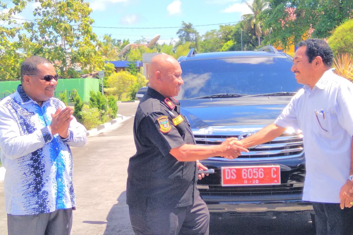Mantan Sekretaris Daerah Biak Numfor kembalikan mobil dinas ke pemerintah