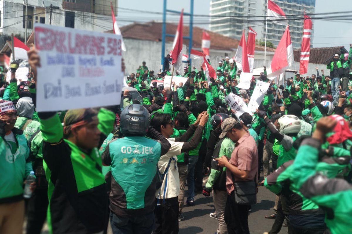 Tolak pemotongan insentif, ribuan pengemudi ojol lakukan demo