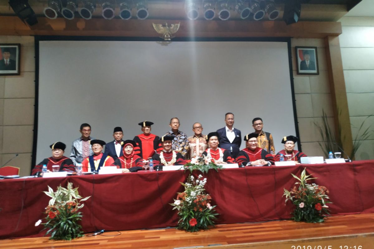 Mensos hadiri promosi doktor hukum pamannya berusia 77 tahun