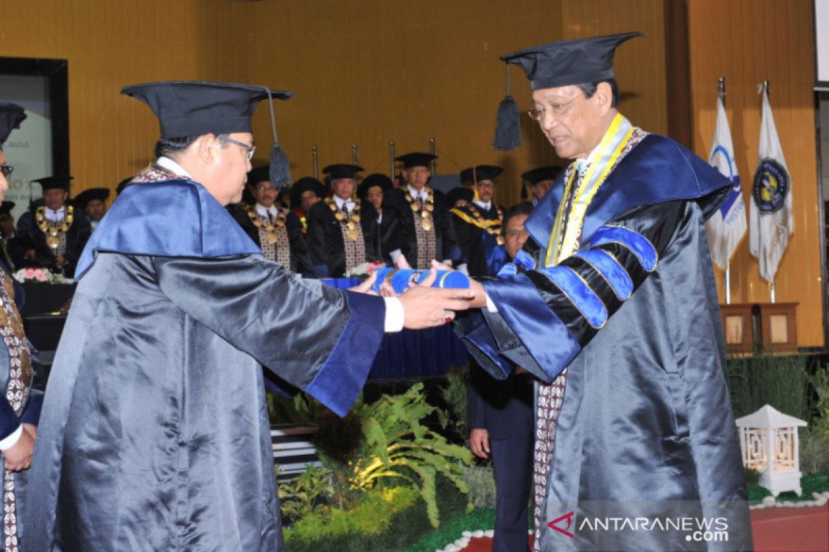 Sultan HB X mendapat gelar doktor HC dari UNY