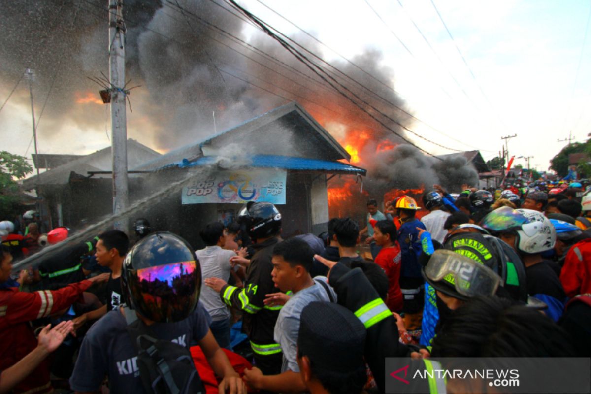Ratusan warga Banjarmasin mengungsi akibat kebakaran