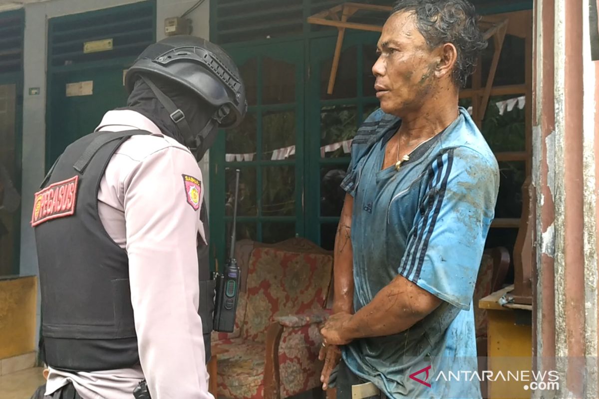 Diduga pemakai sabu, seorang pria kejebur parit saat melihat polisi