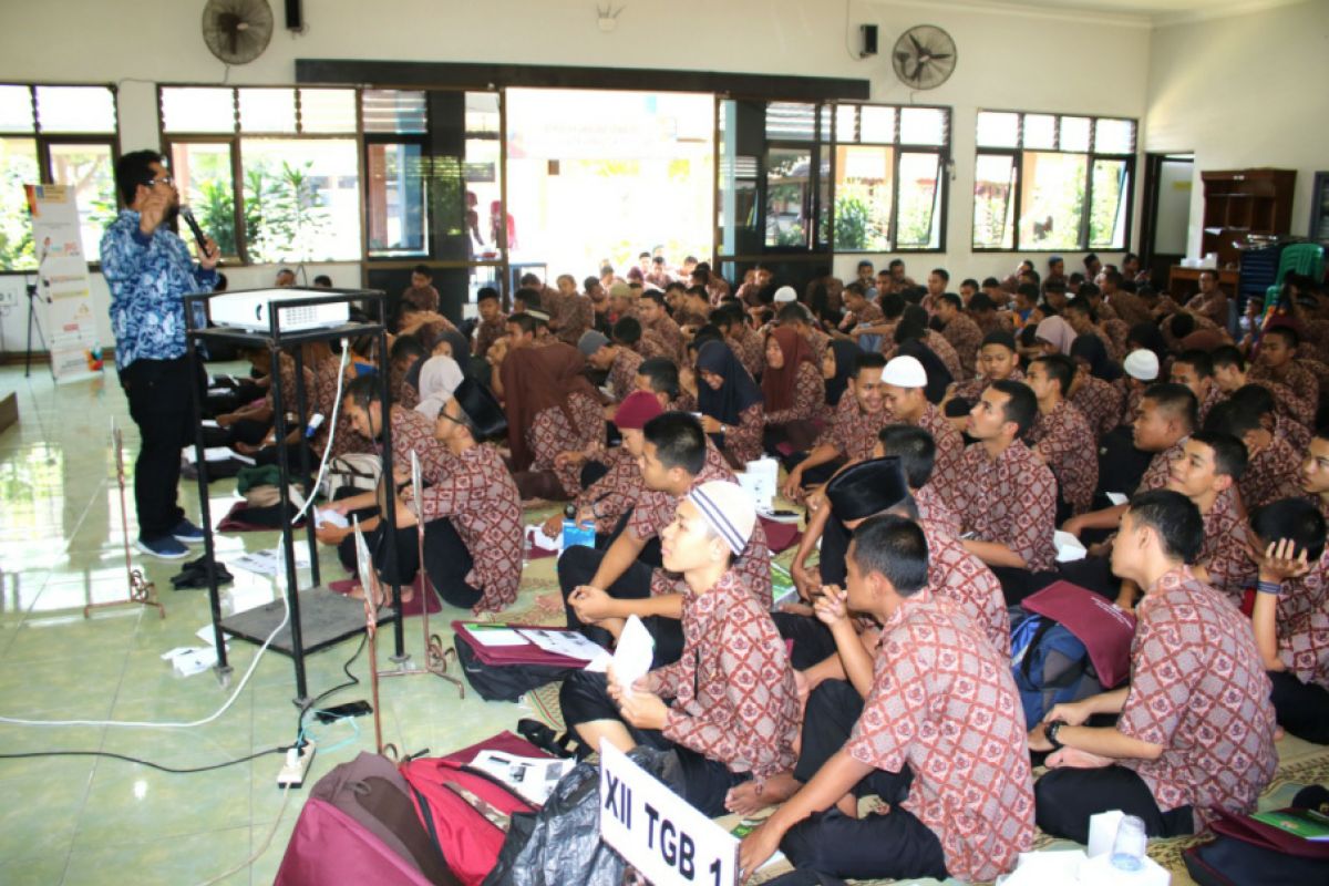 Dinkop UKM Sleman memberi tips wirausaha untuk siswa SMK