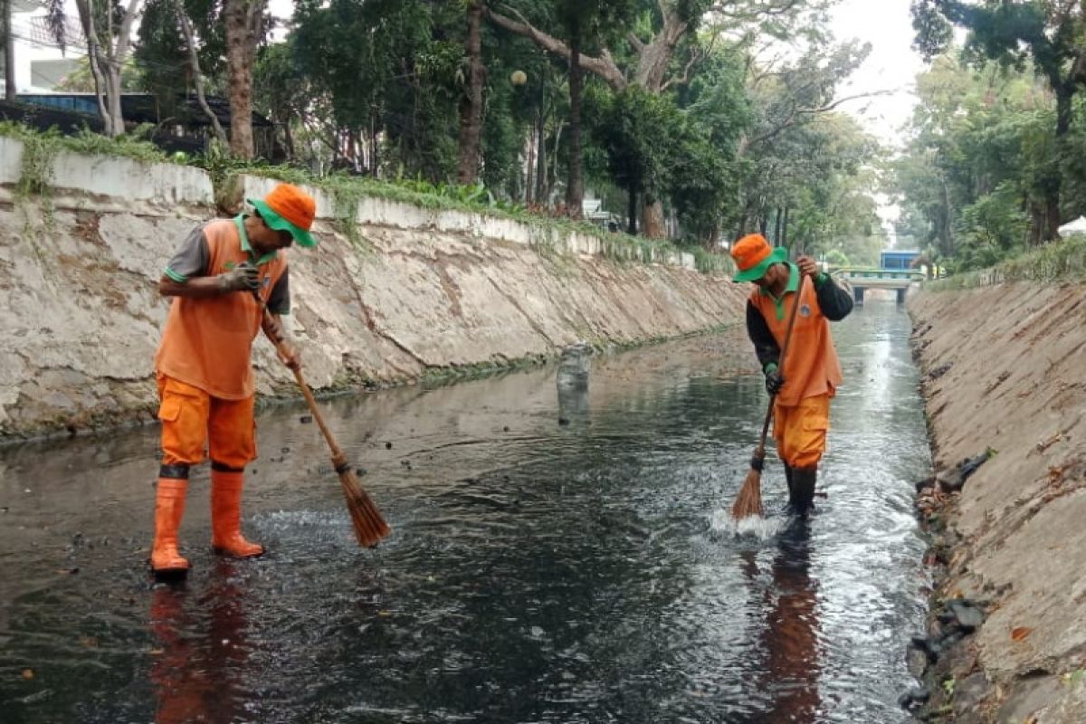 Pasukan oranye butuhkan tenaga ekstra bersihkan sungai