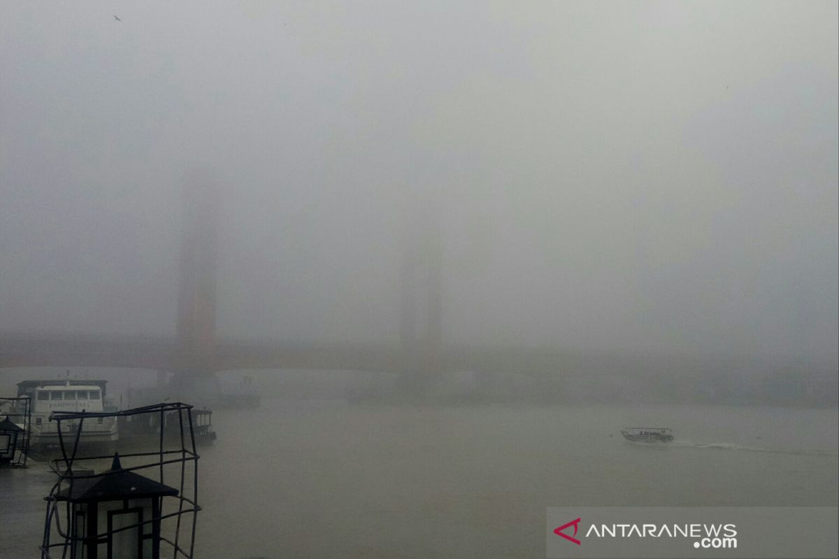 Kabut asap pekat selimuti Kota Palembang akibatkan udara tidak sehat