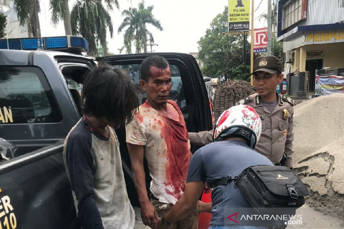 Usai jambret seorang wanita di Medan, dua pelaku nyaris tewas dihajar massa