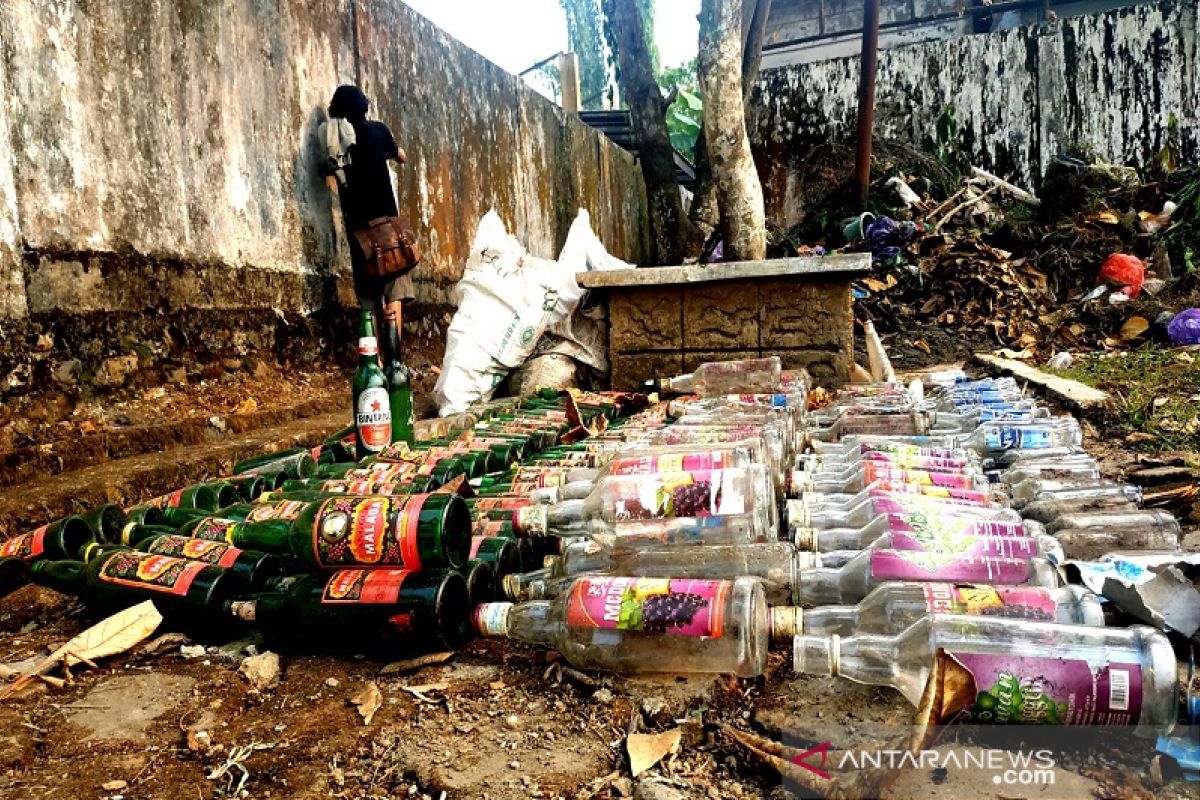 Satpol PP Balangan cek lokasi ditemukan ratusan botol Miras