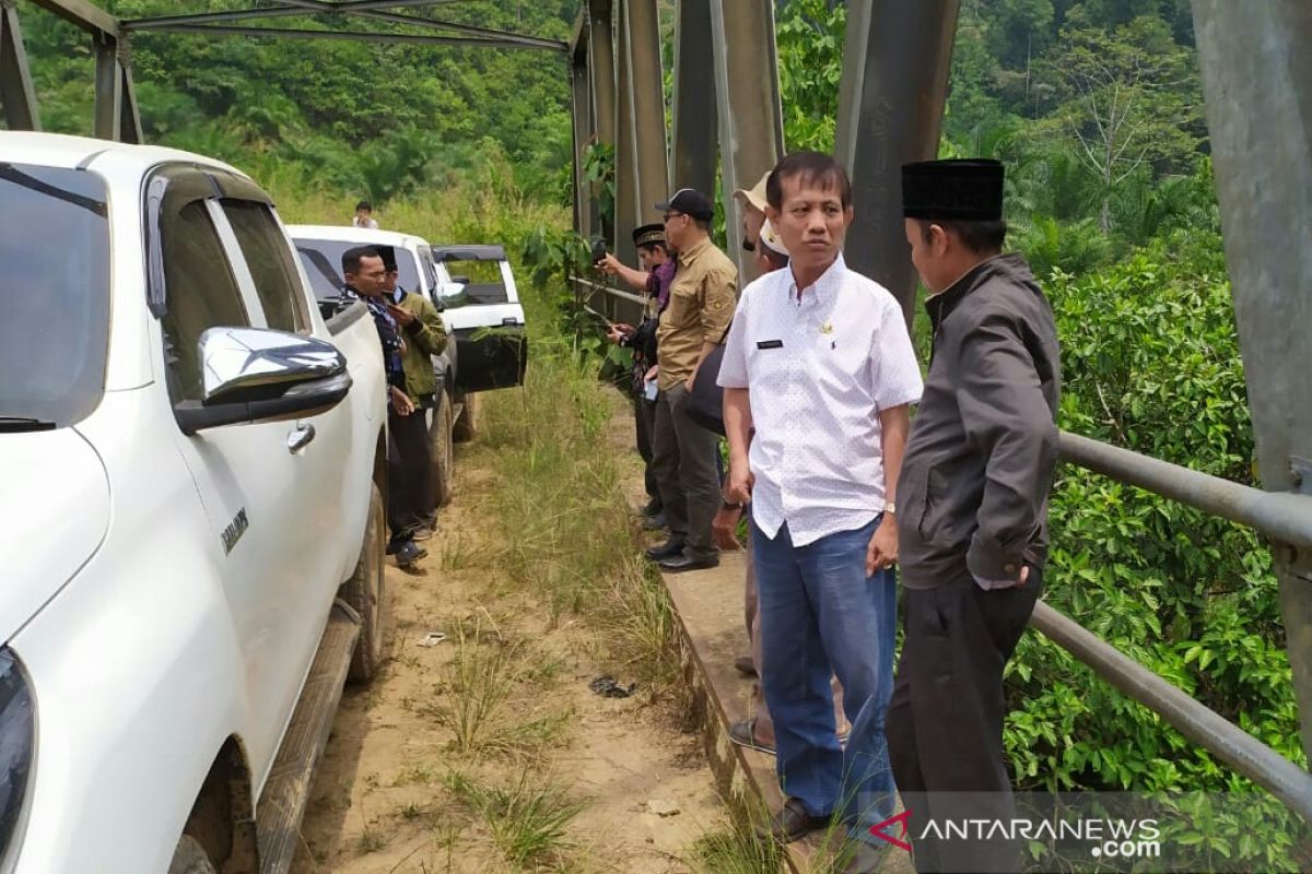 Kemen LHK tinjau jalan Tandai yang berada di Zona Khusus TNKS