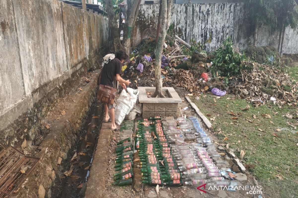 Ratusan botol minuman keras ditemukan di belakang Gedung KNPI