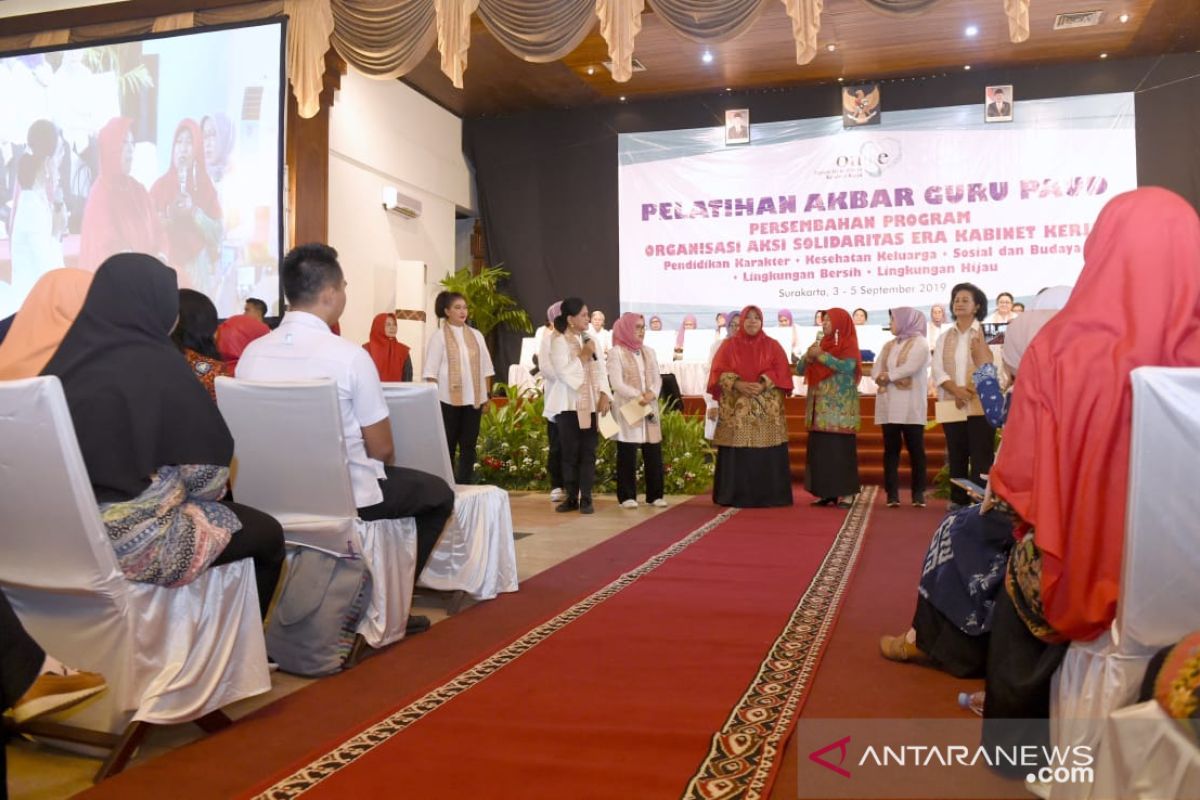 Ibu Negara tinjau sosialisasi pengasuhan anak kepada guru PAUD